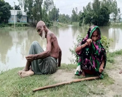 বৃদ্ধ মা-বাবাকে কবরস্থানের পাশে ফেলে গেছে ছেলেরা